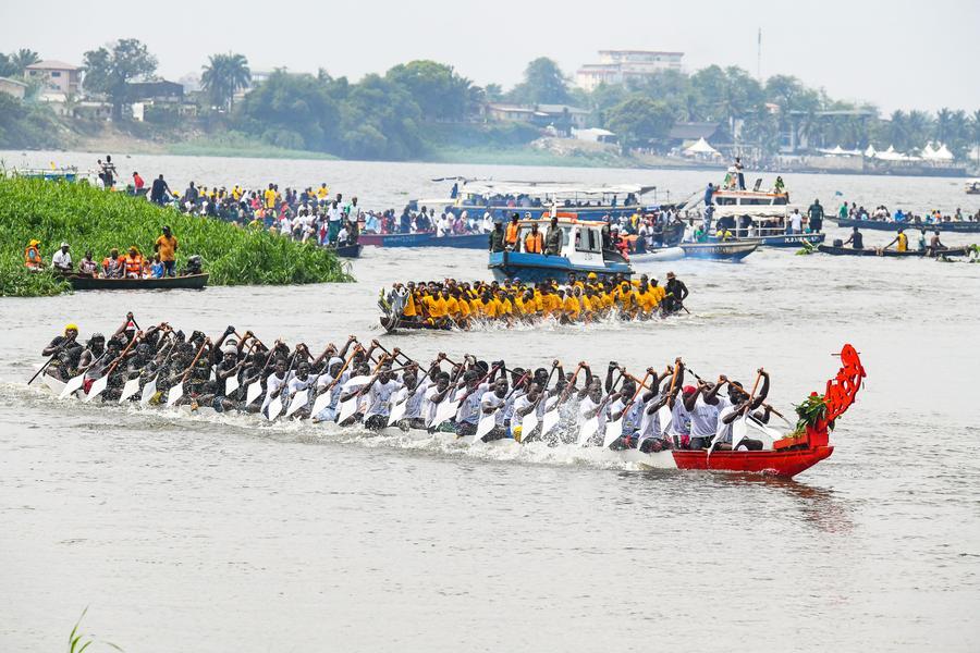 Grand pirogue race on the Wouri River